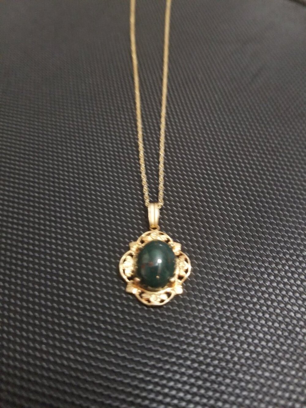 Real-Dark-Jade-Cabochon-Cut-Stone Necklace
